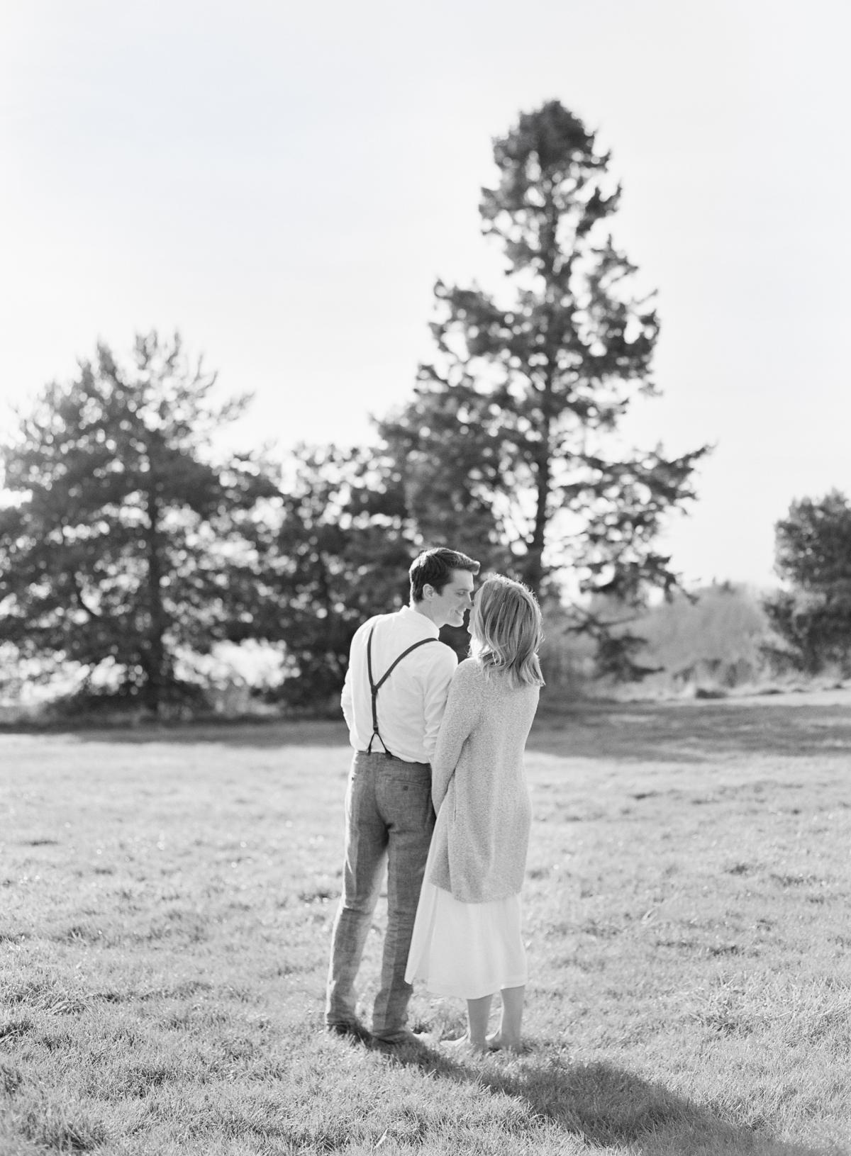 Simple Chic Outdoor Engagement 0003