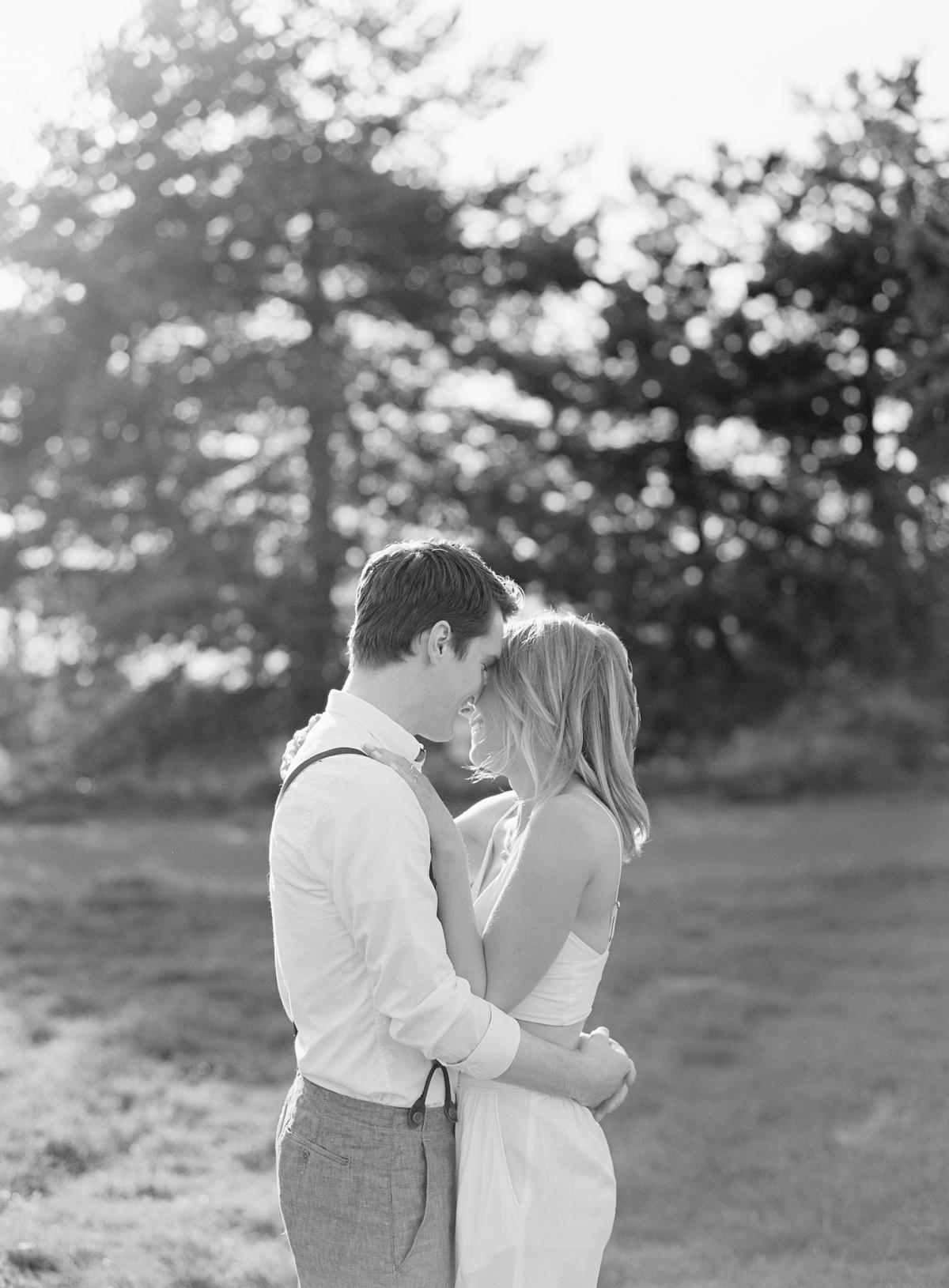 Simple Chic Outdoor Engagement 0005