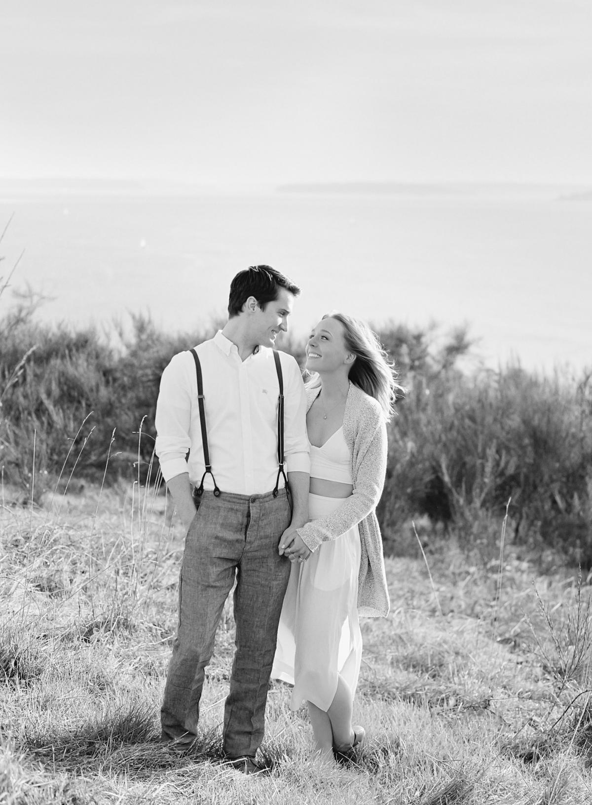 Simple chic outdoor engagement 0016b